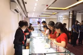 Vàng trong nước lên xuống trái chiều, tỷ giá trung tâm tăng mạnh