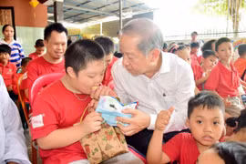Lãnh đạo tỉnh Thừa Thiên Huế trao quà cho trẻ em khuyết tật nhân dịp Tết Trung thu