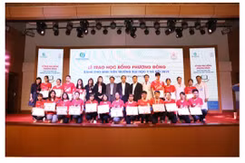 Bệnh viện Đa khoa Phương Đông trao học bổng cho sinh viên Trường Đại học Y Hà Nội