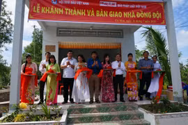 Bàn giao nhà tình nghĩa cho Vợ anh Hùng LLVTND, nhà báo liệt sĩ Nguyễn Mai