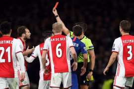Bất ngờ với hai thẻ đỏ ở trận Chelsea đấu Ajax cho tới việc xóa thẻ cho Son Heung-Min