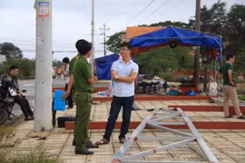 Quảng Ngãi: Dựng xà gồ thi công, 11 người bị điện giật thương vong