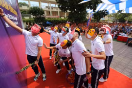 Quang Hải, Bùi Tiến Dũng đeo mặt nạ Trung thu truyền cảm hứng tại "Strong Vietnam"