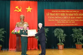 Trao Huy hiệu 70 năm tuổi Đảng tặng nguyên Tổng Bí thư Lê Khả Phiêu