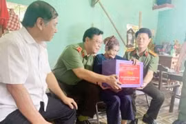Thanh Hóa: Giám đốc Công an tỉnh tặng quà các gia đình thương binh, liệt sỹ