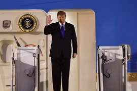 Khoảnh khắc Tổng thống Mỹ Donald Trump đặt chân xuống Hà Nội