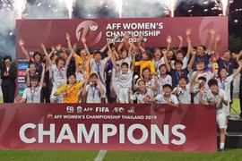 ĐT nữ Việt Nam nhận nhiều phần thưởng sau chức vô địch AFF Cup
