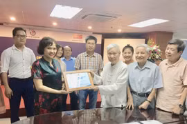 Bảo tàng Báo chí Việt Nam tiếp nhận hiện vật từ Tổng Biên tập cao tuổi nhất làng báo Việt Nam