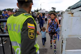 Hàng nghìn người Venezuela vượt rào qua biên giới Colombia