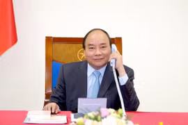 Thủ tướng Nguyễn Xuân Phúc chúc Tết Thủ tướng Lào và Thủ tướng Campuchia