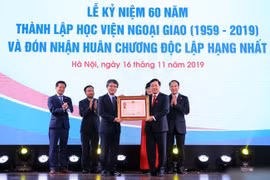 Phó Thủ tướng trao Huân chương Độc lập hạng Nhất cho Học viện Ngoại giao