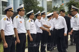 Chánh án Nguyễn Hòa Bình thăm và tặng quà Lữ đoàn 682 Vùng 4 Hải Quân