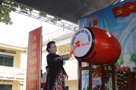 Chủ tịch Quốc hội đánh trống khai giảng năm học mới tại Đồng Tháp