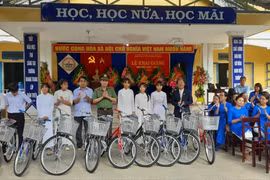 Thừa Thiên Huế: Tặng xe đạp và quà cho học sinh nghèo miền núi ngày khai trường 