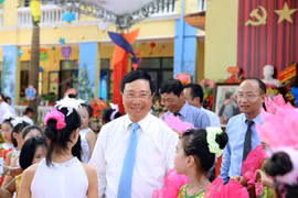 Phó Thủ tướng chung vui cùng thầy và trò Trường Tiểu học thị trấn Thắng