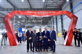 VinFast bàn giao lô xe Lux SA2.0 và Lux A2.0 đầu tiên cho khách hàng