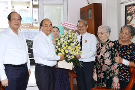 Thủ tướng Nguyễn Xuân Phúc thăm, chúc mừng các nhà báo lão thành