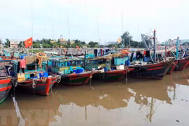 Thừa Thiên Huế cấm tuyệt đối tàu thuyền ra khơi, đồng thời sơ tán dân vùng có nguy cơ ngập lũ.
