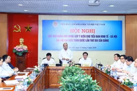 Thủ tướng nghe các nhà khoa học đóng góp ý kiến cho Đại hội XIII của Đảng