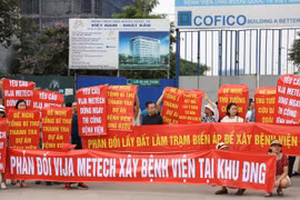 Cư dân khu đô thị Ngoại giao đoàn căng băng rôn phản đối điều chỉnh quy hoạch