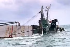 Vệt dầu loang rộng sau vụ tàu hàng Thái Lan gặp nạn trên biển Hà Tĩnh