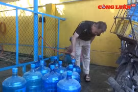 Nước sông Đà nhiễm dầu: Người dân xếp hàng chờ lấy nước miễn phí