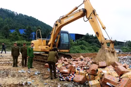 Nghệ An: Tiêu hủy hơn 3.000 chai nước mắm Long Hải không đảm bảo chất lượng