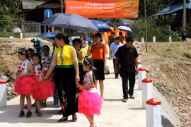 Ngân hàng SHB xây cầu giúp người dân vùng lũ