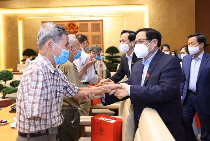 danh hon 435 ty dong tang qua cho nguoi co cong dip tet nguyen dan nham dan hinh 1