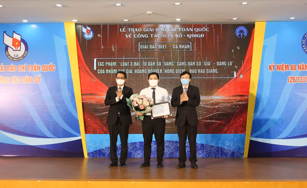 trao giai bao chi toan quoc ve cong tac dan so hinh 3