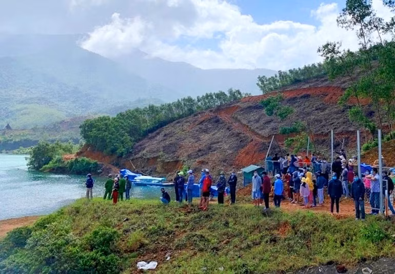 lat thuyen giua ho thuy loi mot nguoi dan ong mat tich hinh 1