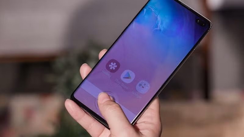 Samsung khuyến cáo người dùng Galaxy S10 chỉ sử dụng miếng dàn màn hình đi kèm.