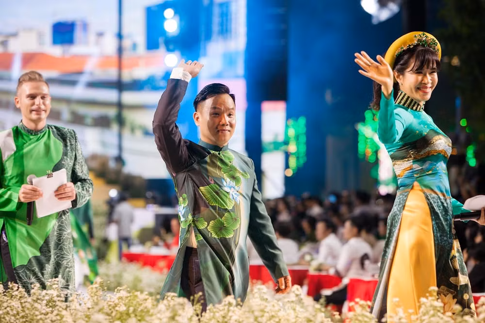 NTK Việt Hùng, MC Quỳnh Hoa và ca sĩ ca sĩ Kyo York. Ảnh: Lý Võ Phú Hưng