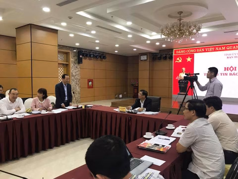 Đ/c Nguyễn Đình Trung, Phó Chủ tịch UBND TP Uông Bí thông tin về các vấn đề báo chí quan tâm