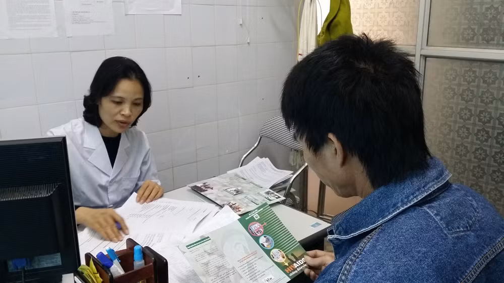 Nhân viên y tế khám, điều trị cho bệnh nhân HIV/AIDS. Ảnh: T. L