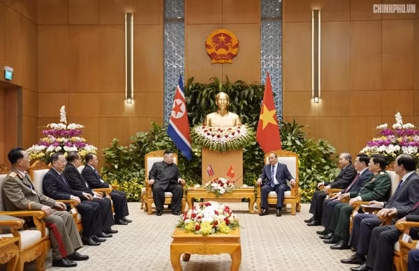 Thủ tướng Nguyễn Xuân Phúc hội kiến với Chủ tịch Kim Jong-un. Ảnh: VGP