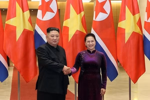Chủ tịch Quốc hội Nguyễn Thị Kim Ngân và Chủ tịch Triều Tiên Kim Jong-un. Ảnh: TPO