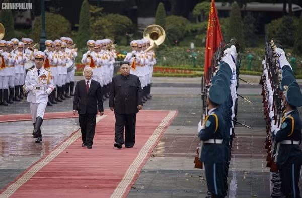Tổng Bí thư, Chủ tịch nước Nguyễn Phú Trọng và Chủ tịch Triều Tiên Kim Jong-un duyệt Đội danh dự Quân đội nhân dân Việt Nam. Ảnh: VGP