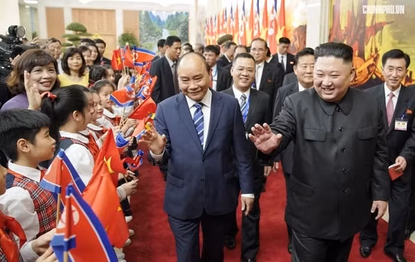 Thủ tướng Nguyễn Xuân Phúc đón Chủ tịch Kim Jong-un. Ảnh: VGP