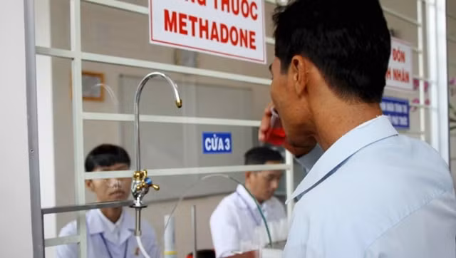 Bệnh nhân uống thuốc tại một cơ sở điều trị Methadone. Ảnh: KTĐT