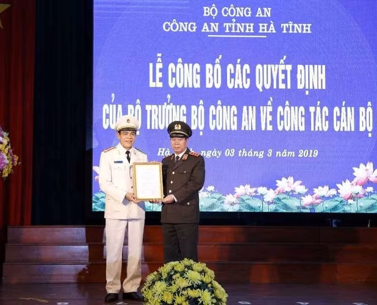 Thứ trưởng Bộ Công an - Thượng tướng Bùi Văn Nam trao quyết định bổ nhiệm Giám đốc Công an tỉnh Hà Tĩnh cho Đại tá Võ Trọng Hải