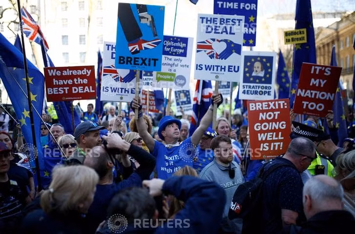 Một cuộc biểu tình phản đối Brexit tại Anh hôm 27/2. Ảnh: Reuters