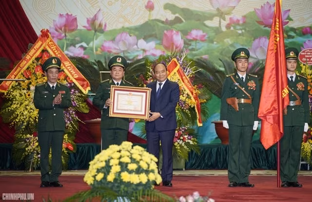 Thay mặt lãnh đạo Đảng, Nhà nước, Thủ tướng Nguyễn Xuân Phúc trao Huân chương Quân công Hạng Nhất tặng Bộ đội Biên phòng. Ảnh: VGP