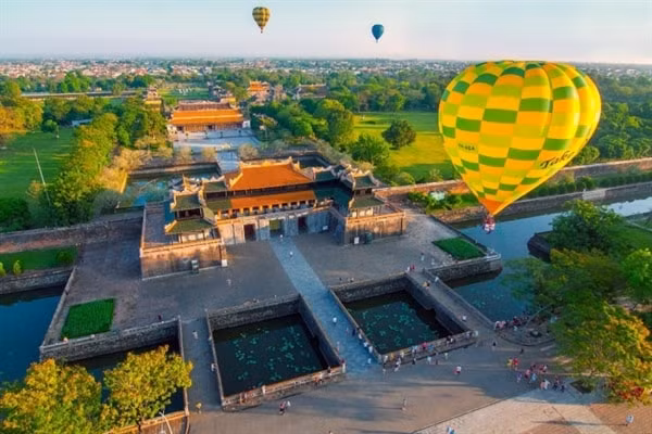 Khinh khí cầu tại kỳ Festival Nghề truyền thống Huế 2017. Ảnh: BTC