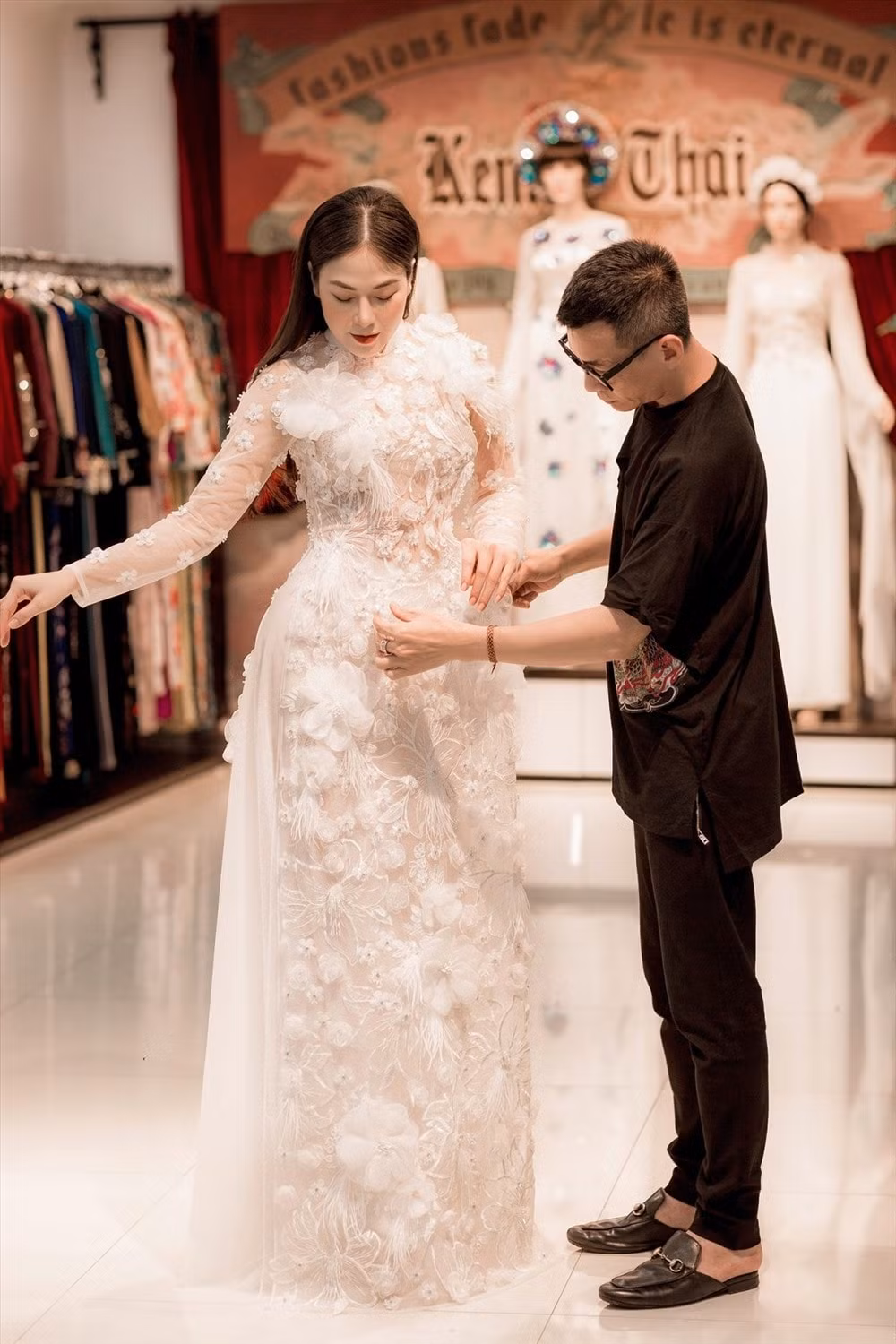 Người đẹp lựa chọn áo dài của nhà thiết kế Kenny Thái dự thi. Ảnh: laodong.vn