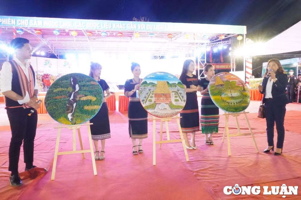 kon tum hoc sinh xo dang ve tranh tren da gay quy giup do nguoi ngheo hinh 1