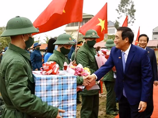 phu tho gan 2000 tan binh len duong nhap ngu hinh 1