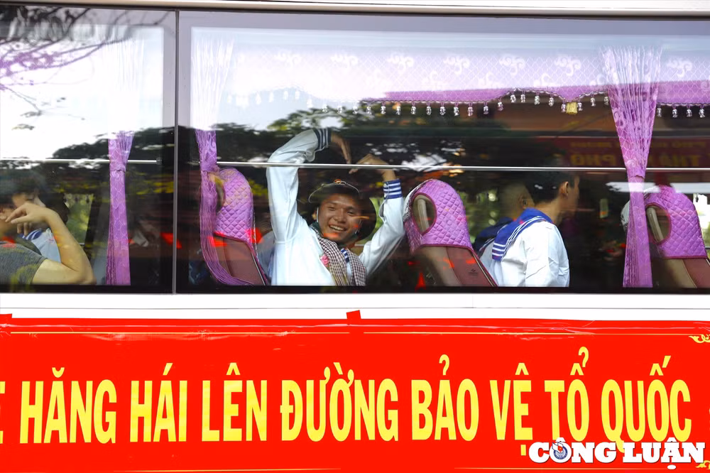 tp hcm nguoi than xuc dong truoc giay phut chia tay hon 4700 tan binh len duong nhap ngu hinh 9