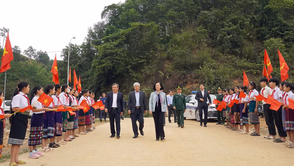 thuong truc ban bi thu tham va chuc tet can bo nhan dan vung bien gioi quang binh hinh 1