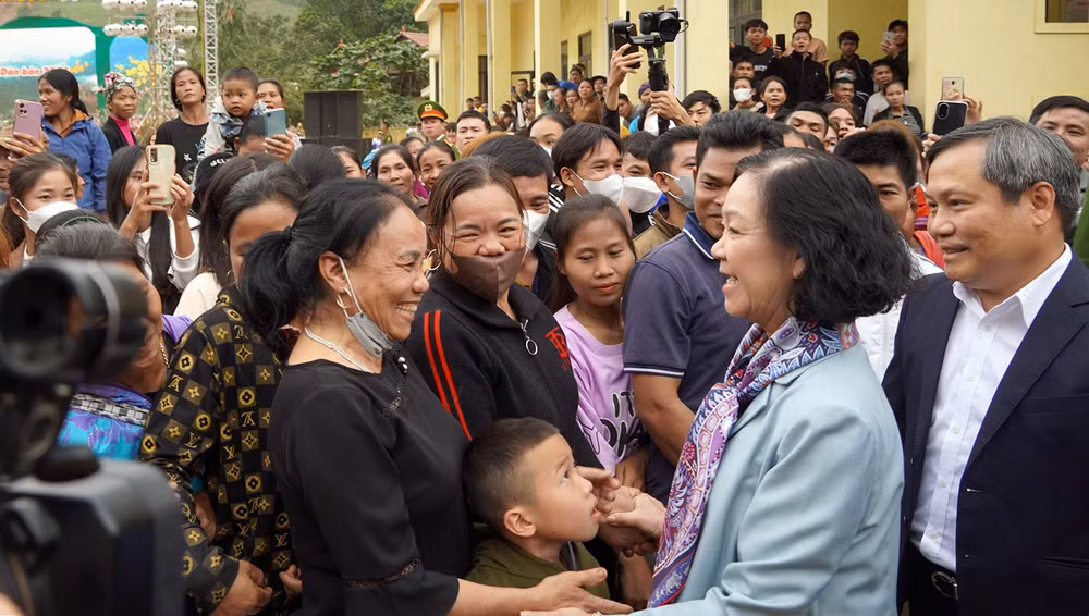thuong truc ban bi thu tham va chuc tet can bo nhan dan vung bien gioi quang binh hinh 3